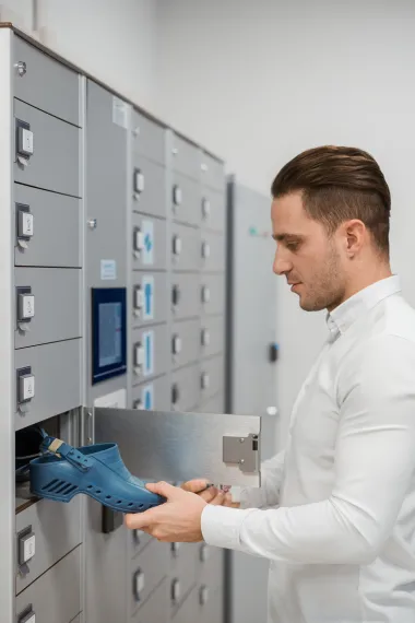 Item retrieval locker